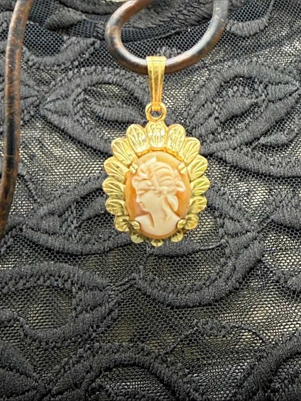 👑Mid-century shell cameo pendant set in an ornate scalloped gold frame